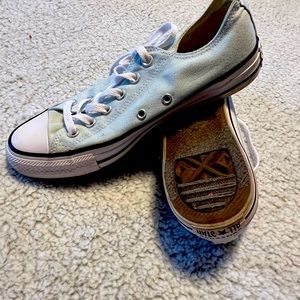 Light blue size 8 women's -size 6 men's Chuck Taylor sneakers. Lightly worn.